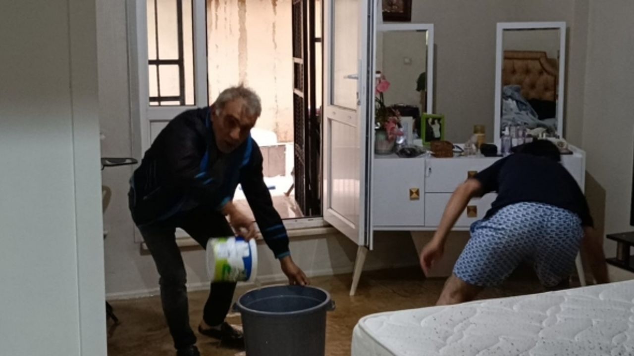 Sancaktepe’de sağanak yağış nedeniyle rögar taştı, 4 daireyi su bastı