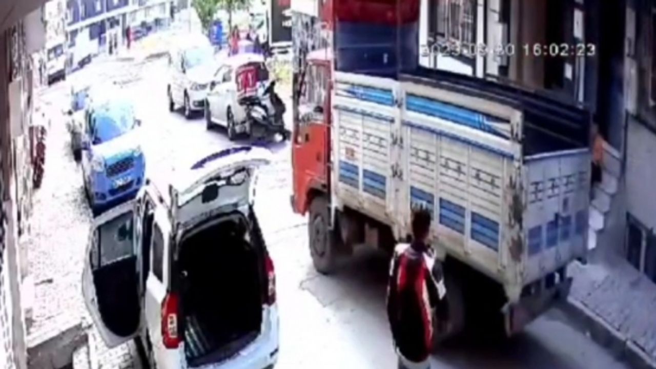 Sultangazi’de babasının kamyonetini kaçıran çocuk ve arkadaşı araçlara çarparak kaçtı