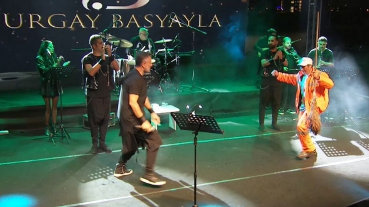 Temizlik görevlisinden süpürgesi ile sahnede görülmemiş oyun performansı