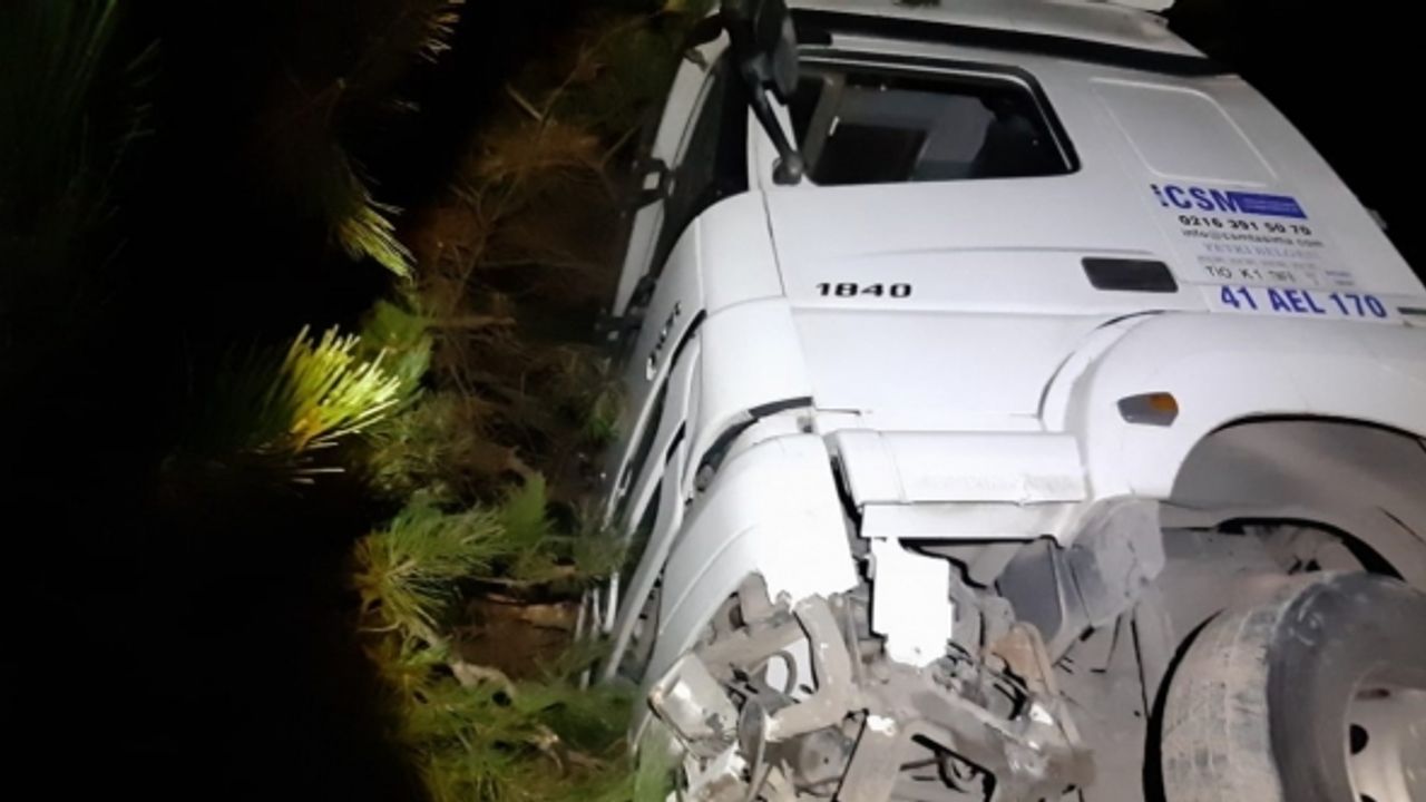 Tırın uçurumdan yuvarlanmasını dorsesi engelledi: 1 yaralı