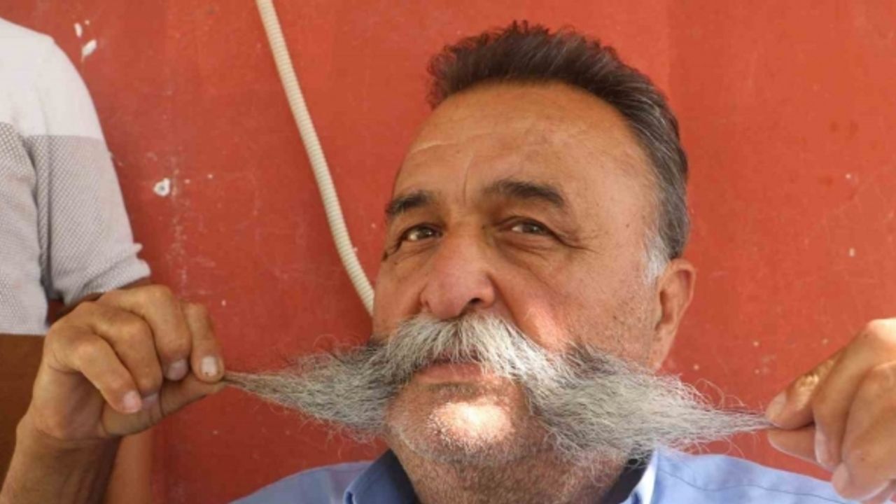 40 santimlik bıyığıyla tanınan adam, 20 yıldır bıyıklarına jilet sürmedi
