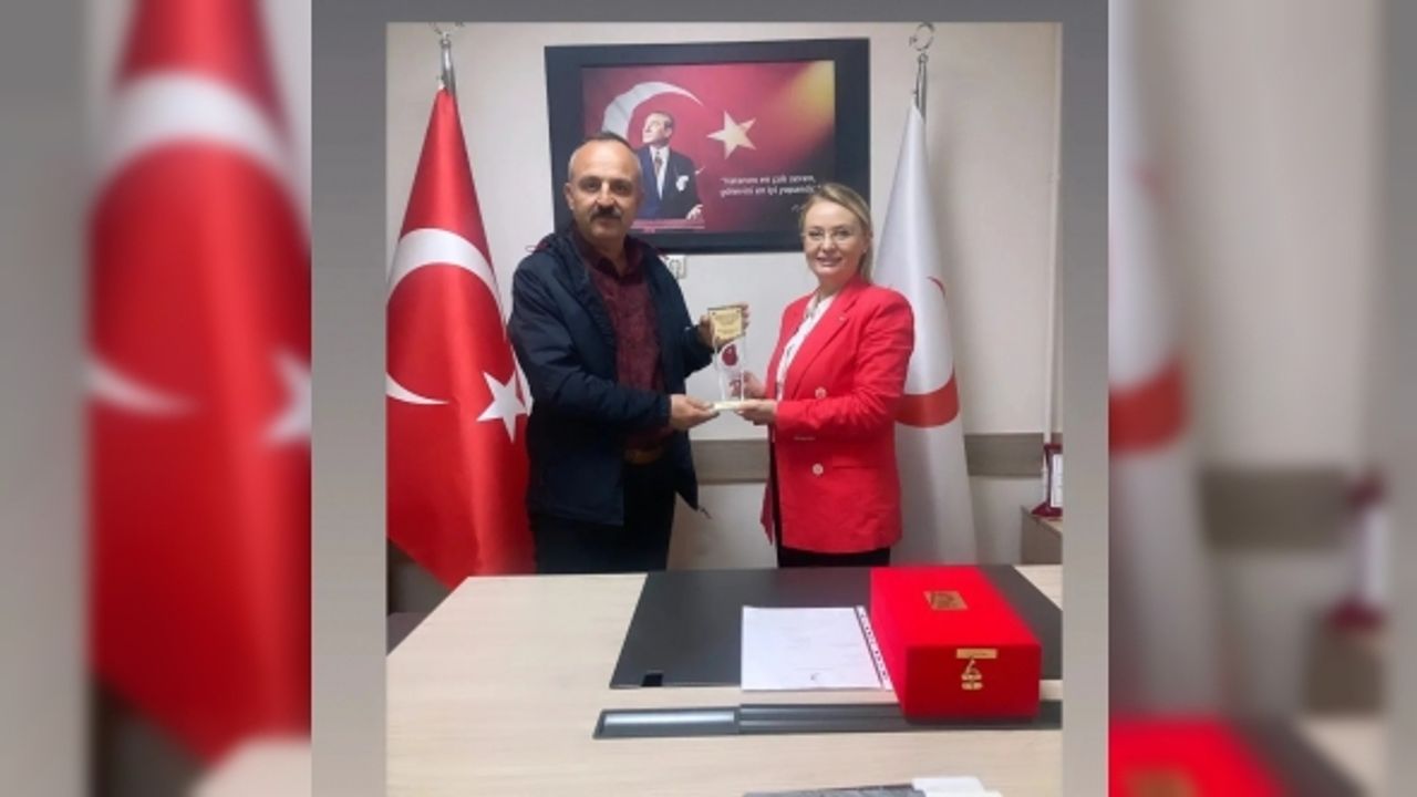 50 kez kan bağışı yapan vatandaşa plaket takdim edildi