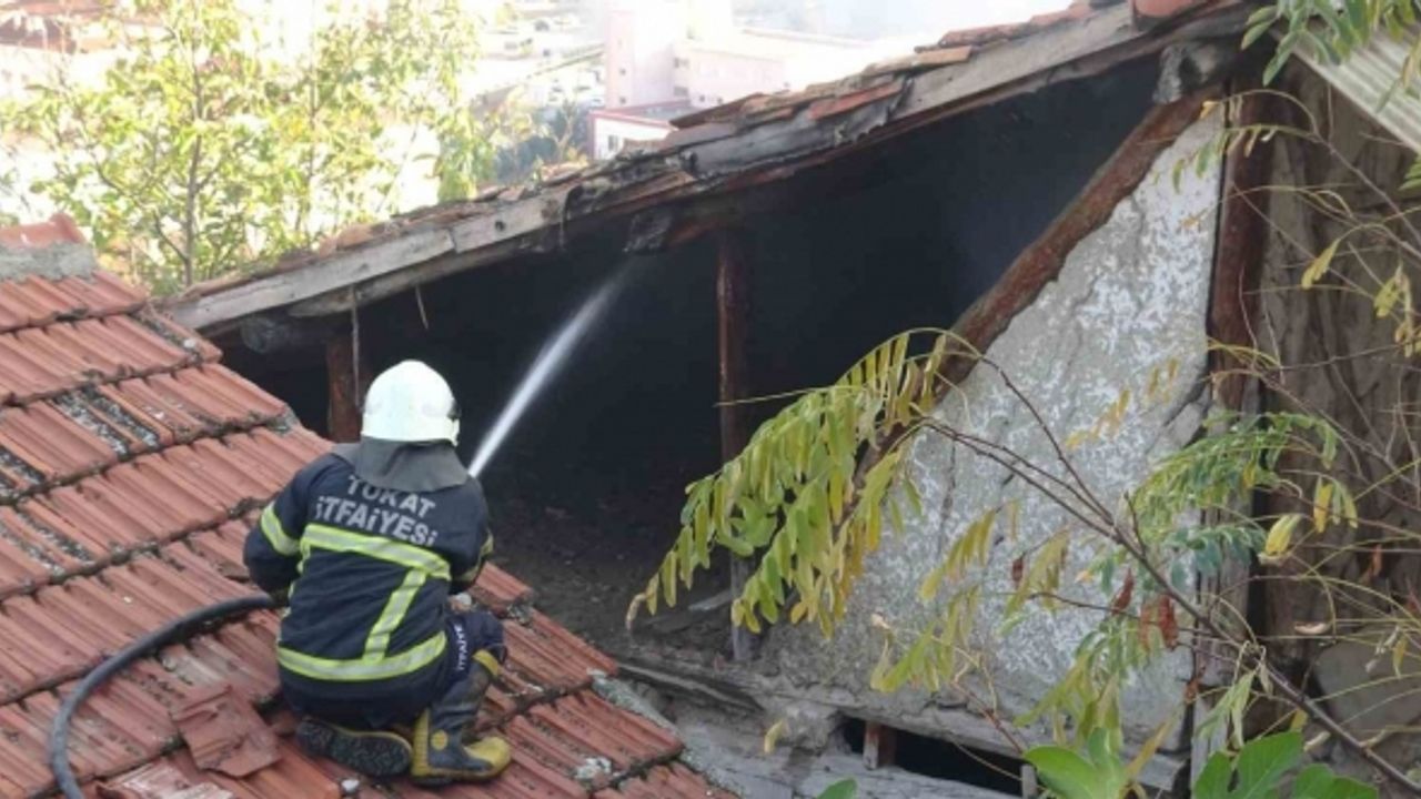 Ahşap evde çıkan yangında 1 kişi dumandan etkilendi