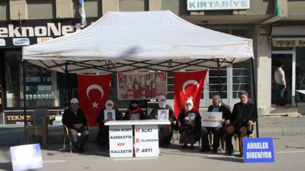 Ailelerin HDP önündeki kararlı bekleyişi devam ediyor