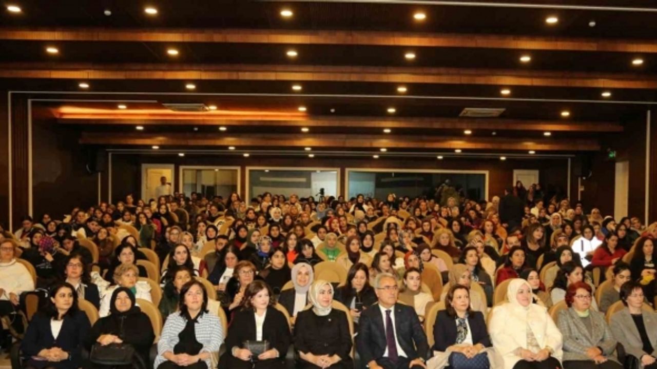 Akademisyen Anne, Dünya Çocuk Hakları etkinliğinde Sivaslılarla buluştu