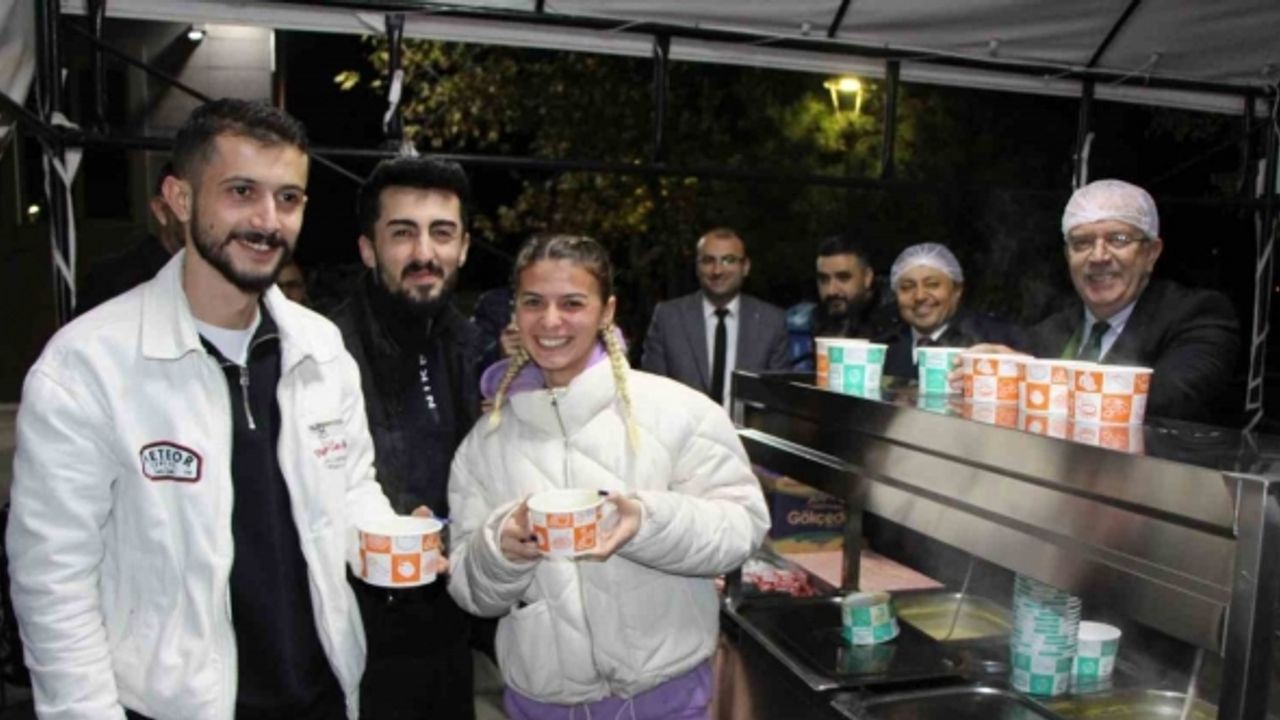 Amasya Üniversitesi’nde sınavlara hazırlanan öğrencilere sıcak çorba