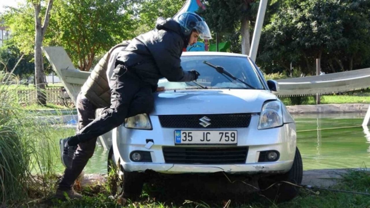 Antalya’da otomobil süs havuzuna uçtu: Çekici çaresiz kalınca yöntemi vatandaş buldu