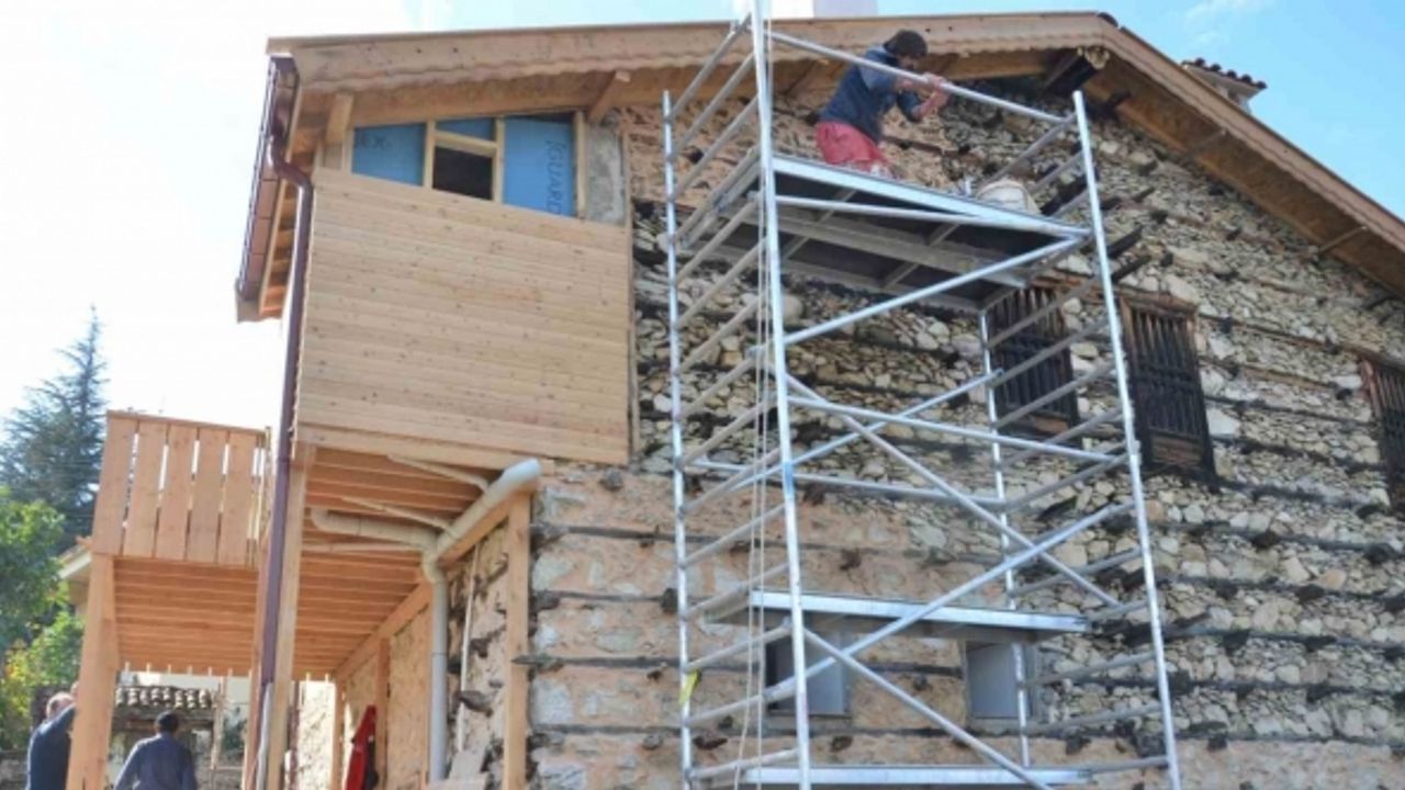 Antlya’da 300-400 yıllık düğmeli evler Kültür ve Turizm Bakanlığının desteği ile ayağa kaldırılıyor