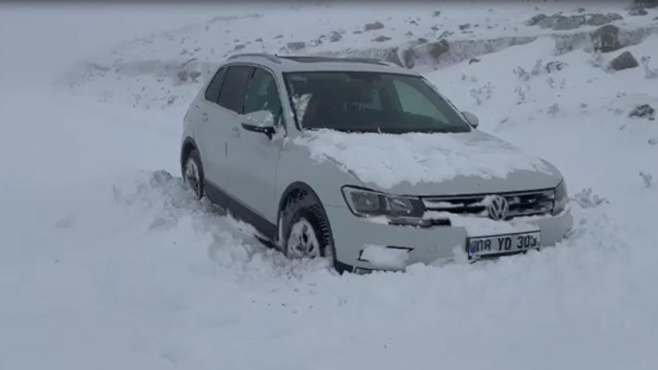 Ardahan’ın yüksek kesimlerinde kar yağışı: Araçlar yolda kaldı