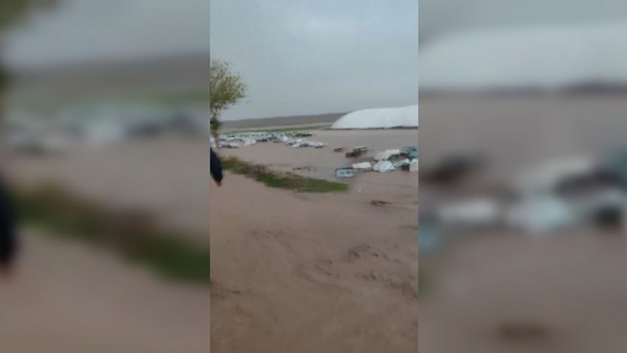 “Arı adam” olarak tanınan üreticinin bin kovan arısı selde telef oldu