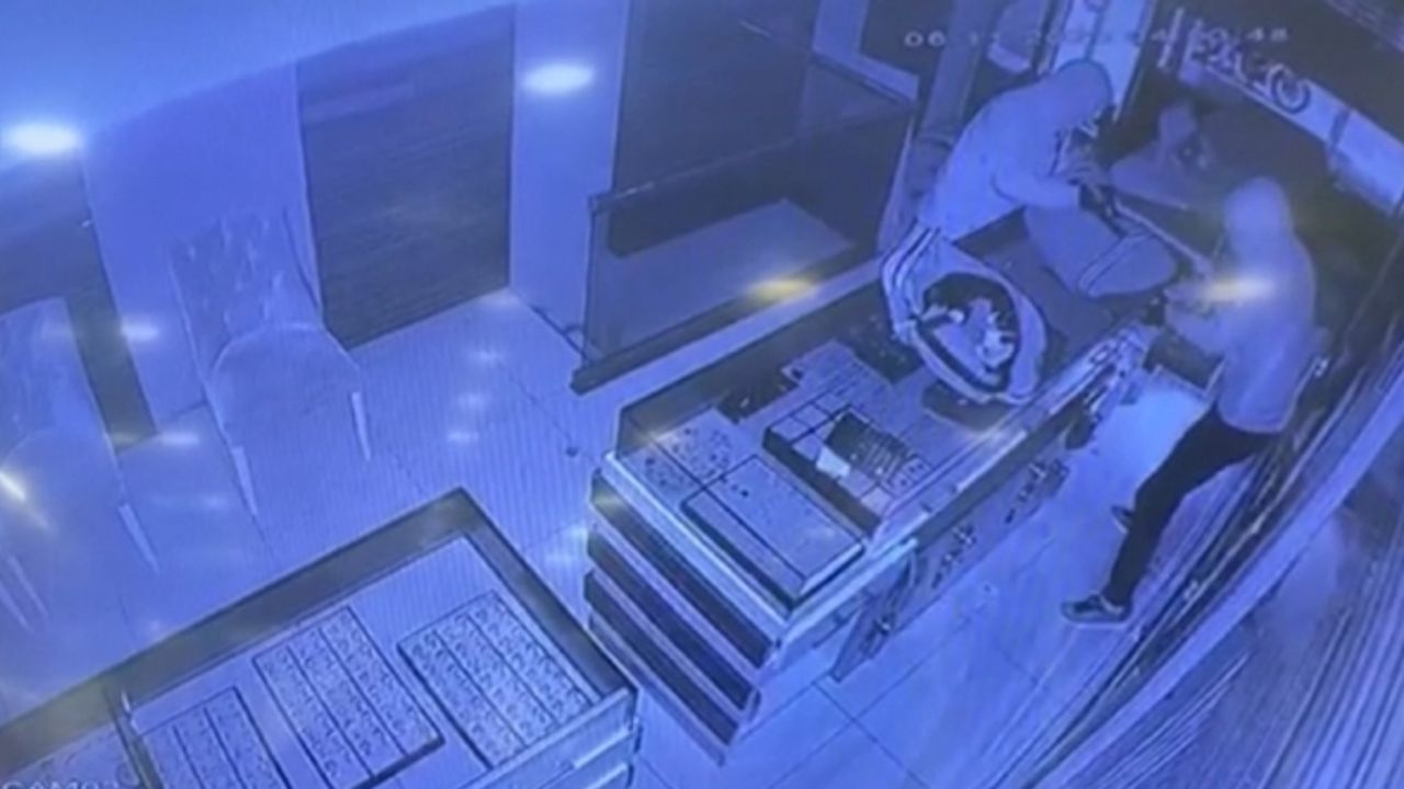 Bakırköy’de 1 dakikada 7 milyon liralık mücevherat soygunu kamerada