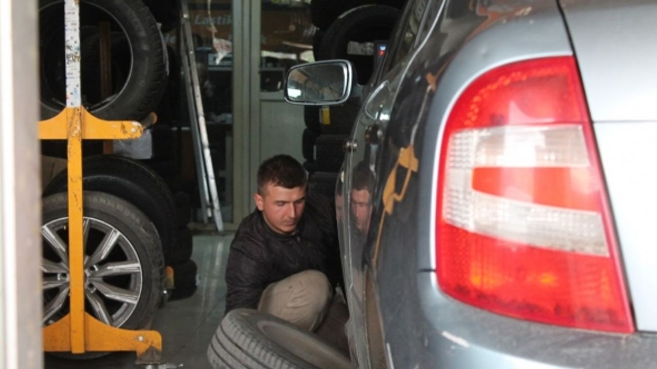 Bayburt’ta oto lastikçilerde kış lastiği değişim yoğunluğu yaşanıyor