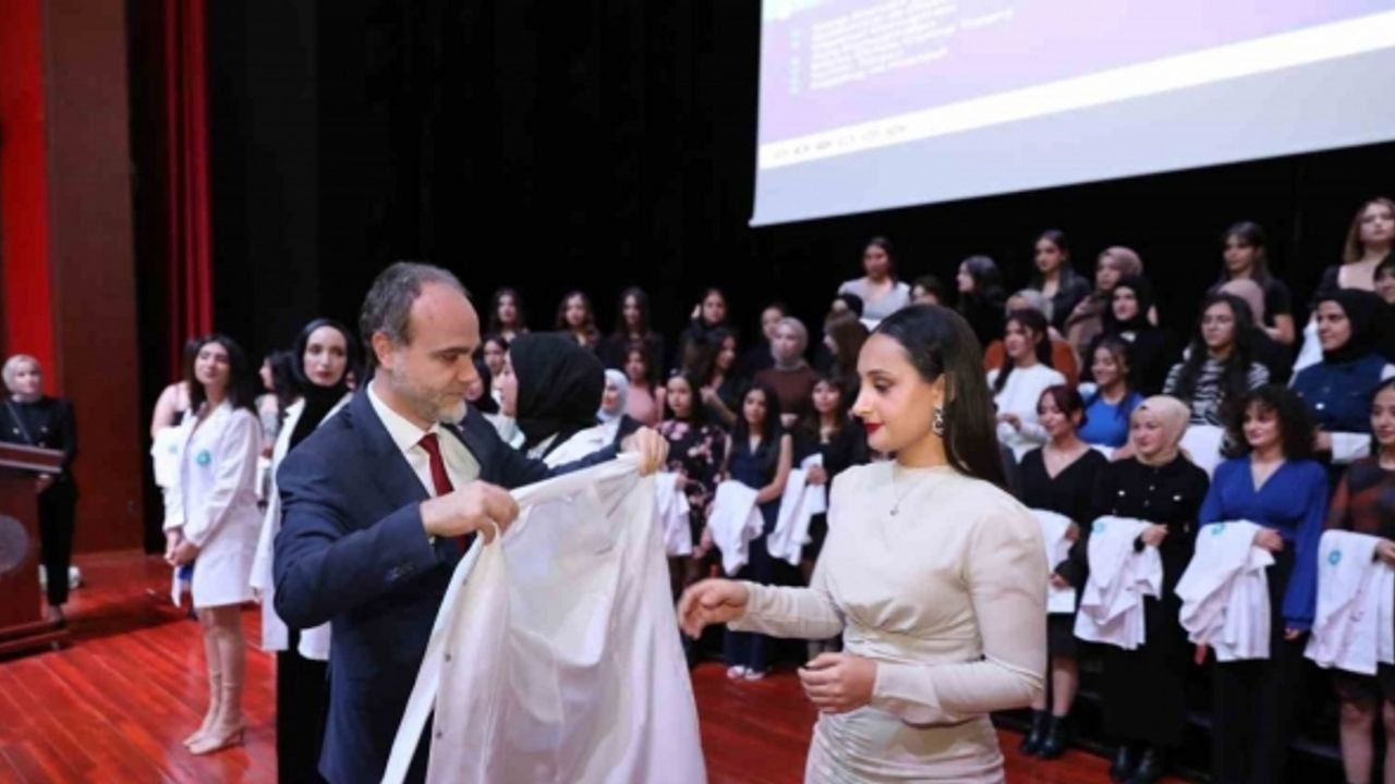 Beslenme ve Diyet Bölümü öğrencileri beyaz önlük giydi