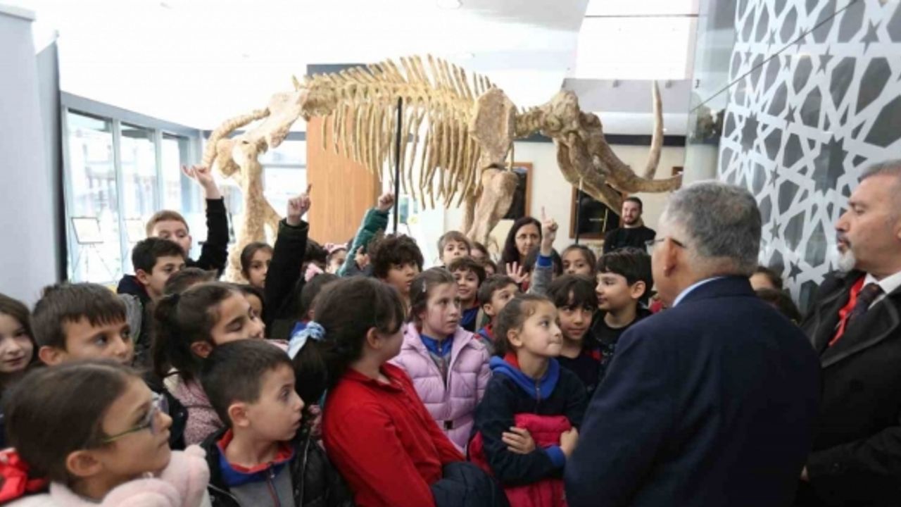 Büyükşehir’in 7,5 milyon yıllık fosil sergisi miniklerin ilgi odağı oldu