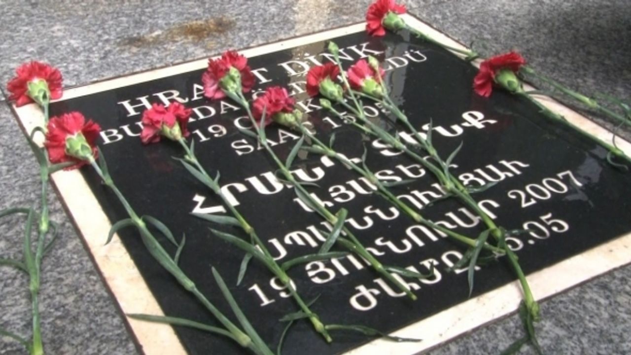 CHP Genel Başkanı Özel, Sebat Apartmanı önüne Hrant Dink için karanfil bıraktı