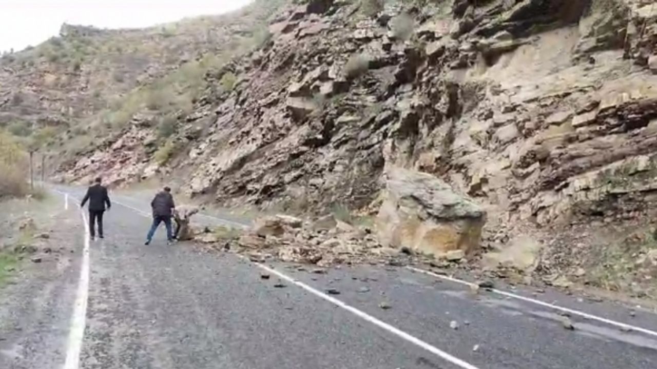 Çukurca- Şırnak Karayoluna düşen kaya parçaları sürücüleri korkuttu