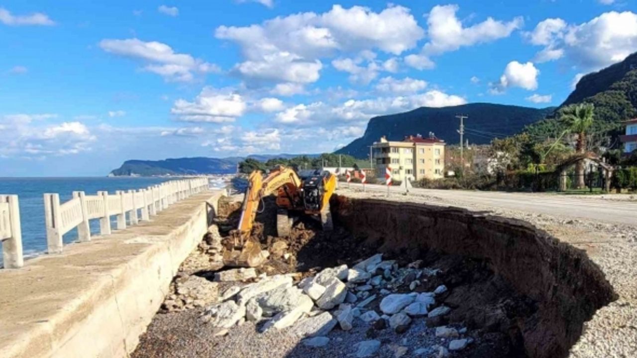 Dev dalgalar sebebiyle çöken yolda onarım çalışması başlatıldı
