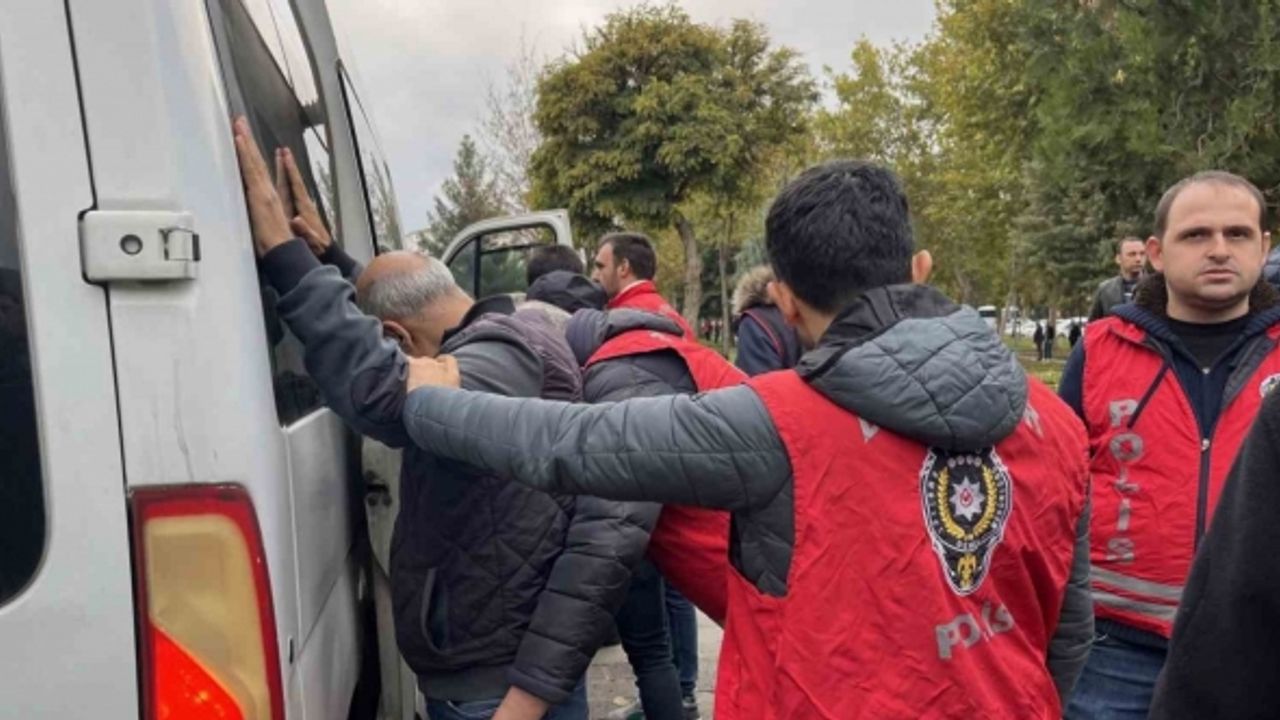 Diyarbakır’da izinsiz gösteri yapan HEDEP ve DBP’lilere polis müdahalesi: 50 gözaltı