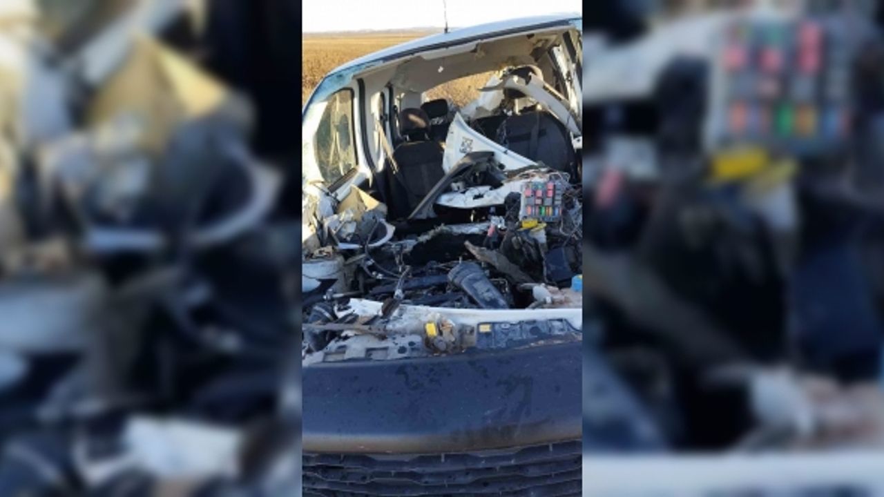 Diyarbakır’da lastiği patlayan hafif ticari takla attı: 2 yaralı