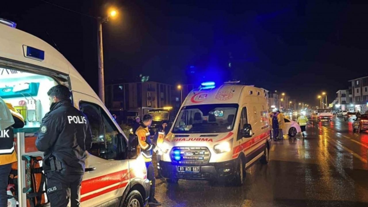 Düzce’de lüks otomobil pikapla çarpıştı: 1’i çocuk 5 yaralı