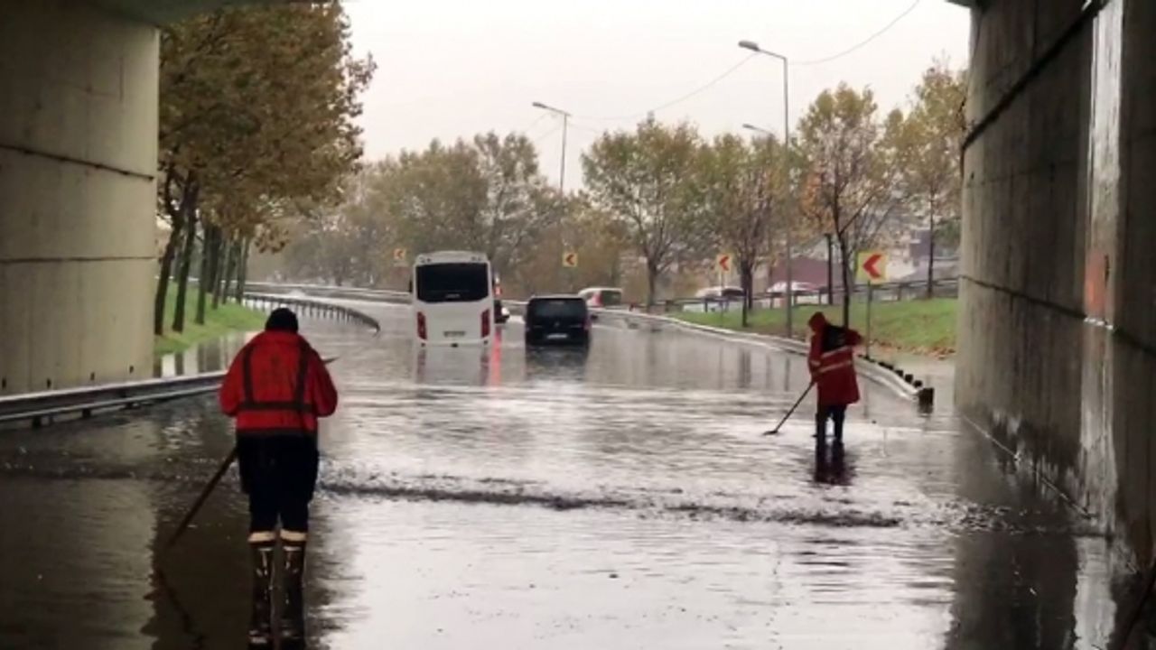 Esenler’de alt geçit göle döndü: Bir servis minibüsü ile otomobil suda mahsur kaldı