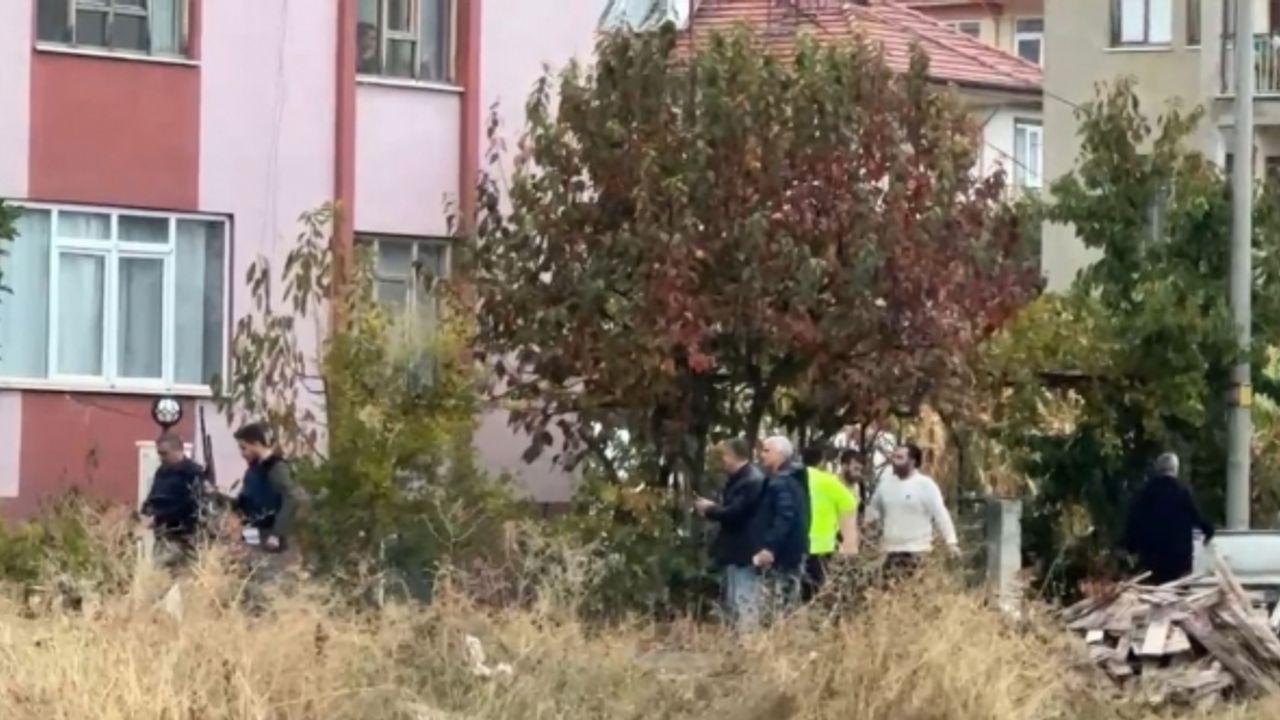 Evden ayrılan eşinin ikametini silahla basmaya çalıştı, polisler son anda durdurdu