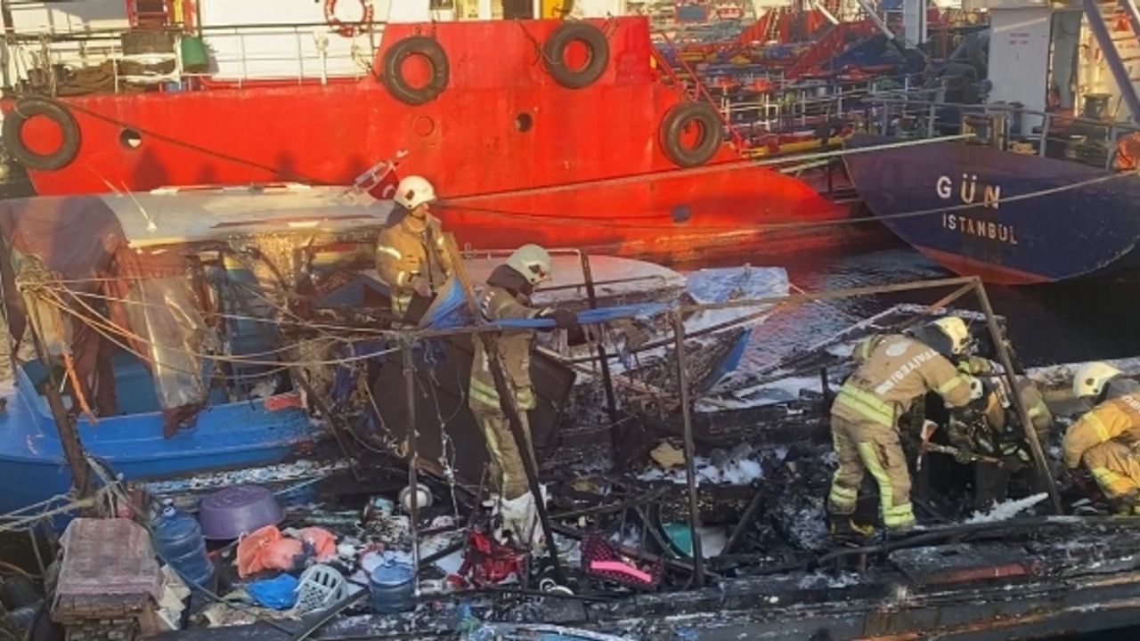 Fatih’te sahibinin kahvaltı yapmak istediği tekne alevlere teslim oldu