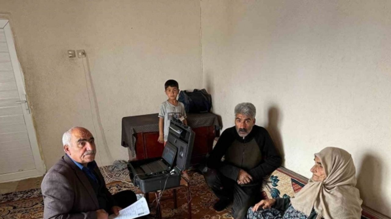 Hamur’da adreste nüfus hizmeti ve vefa projesi sürüyor