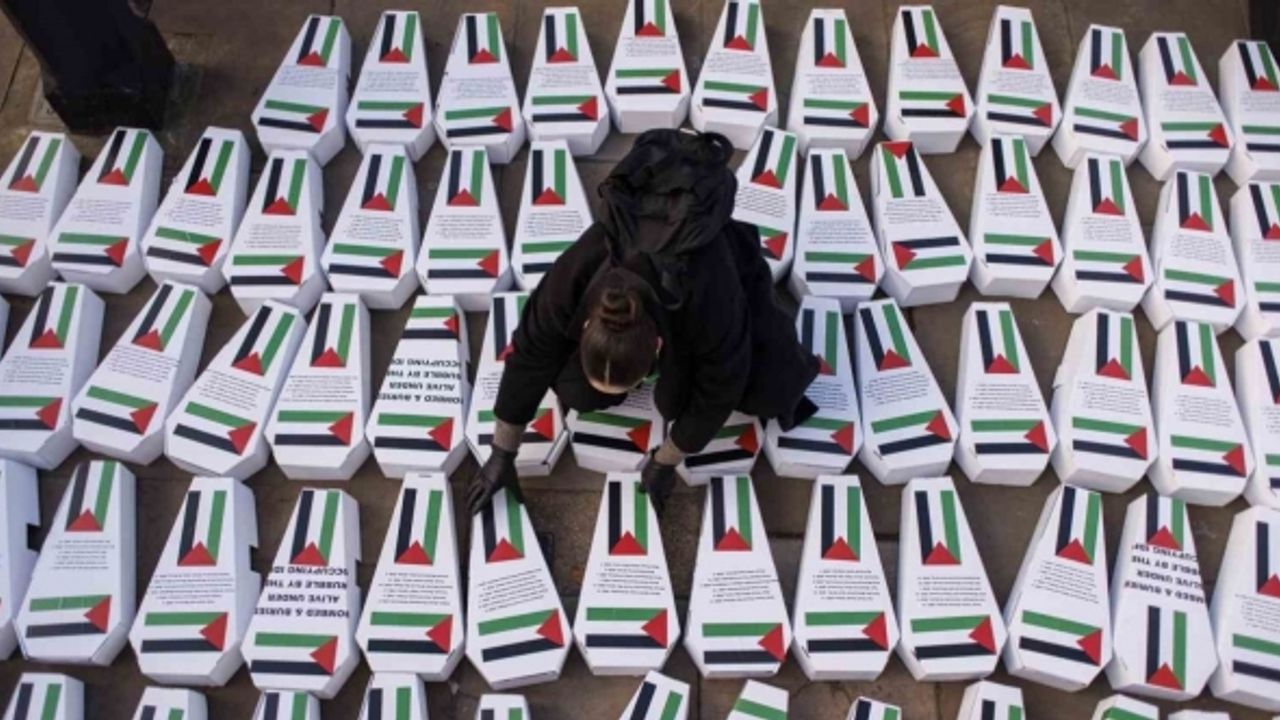 İngiltere’de Başbakanlık Konutu yakınına 450’den fazla çocuk tabutu bırakıldı