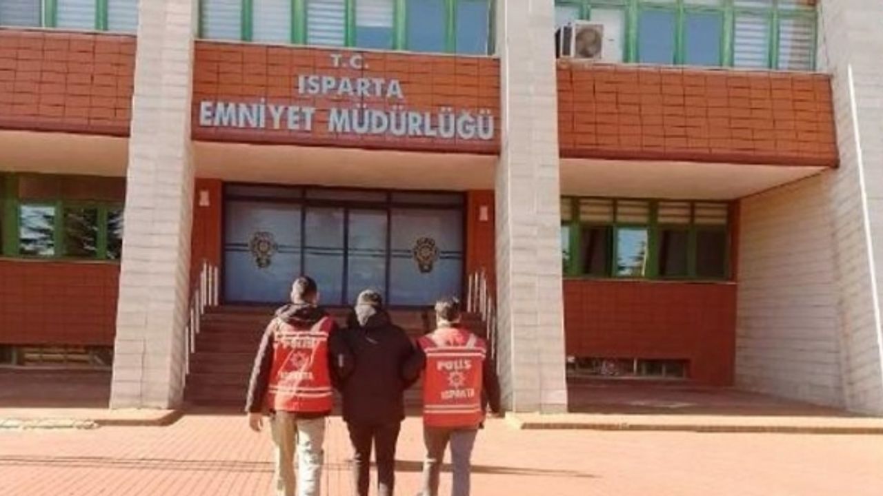 Isparta’da hapis cezası ile aranan şahıs pencereden kaçmaya çalışırken yakalandı