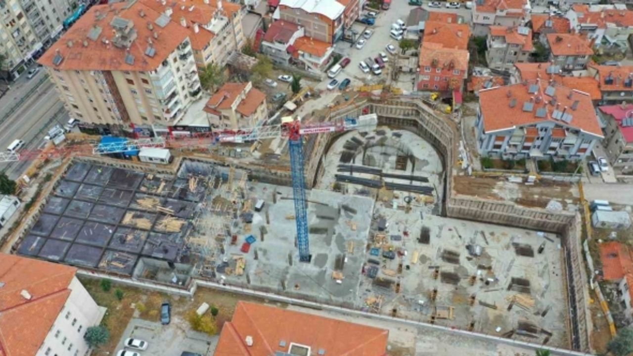 Isparta’da yeraltı 3 katlı otopark inşaatında çalışmalar sürüyor