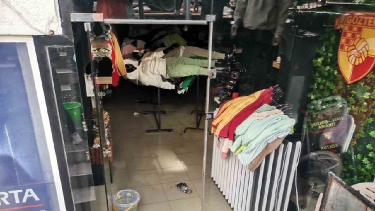 İzmir’de iş yerini su basan esnaf isyan etti: “Esnaf olarak bıktık”