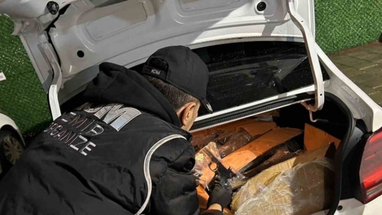 İzmir’de yasa dışı silah ticareti yapan çeteye darbe