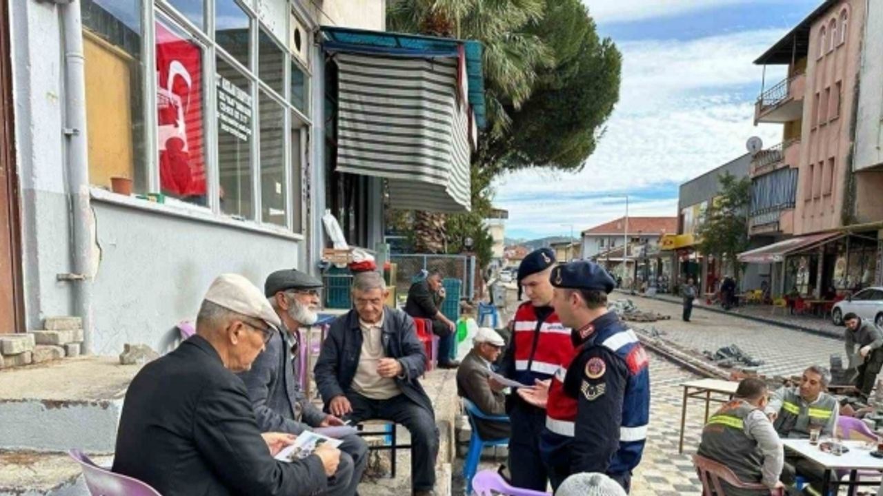 Jandarma ekipleri vatandaşları dolandırıcılık olaylarına karşı bilgilendiriyor