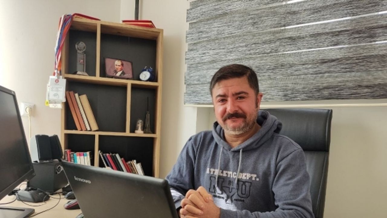 Kafasına göre ilginç dünya günleri tayin ediyor, o günler dünya TT listesine giriyor