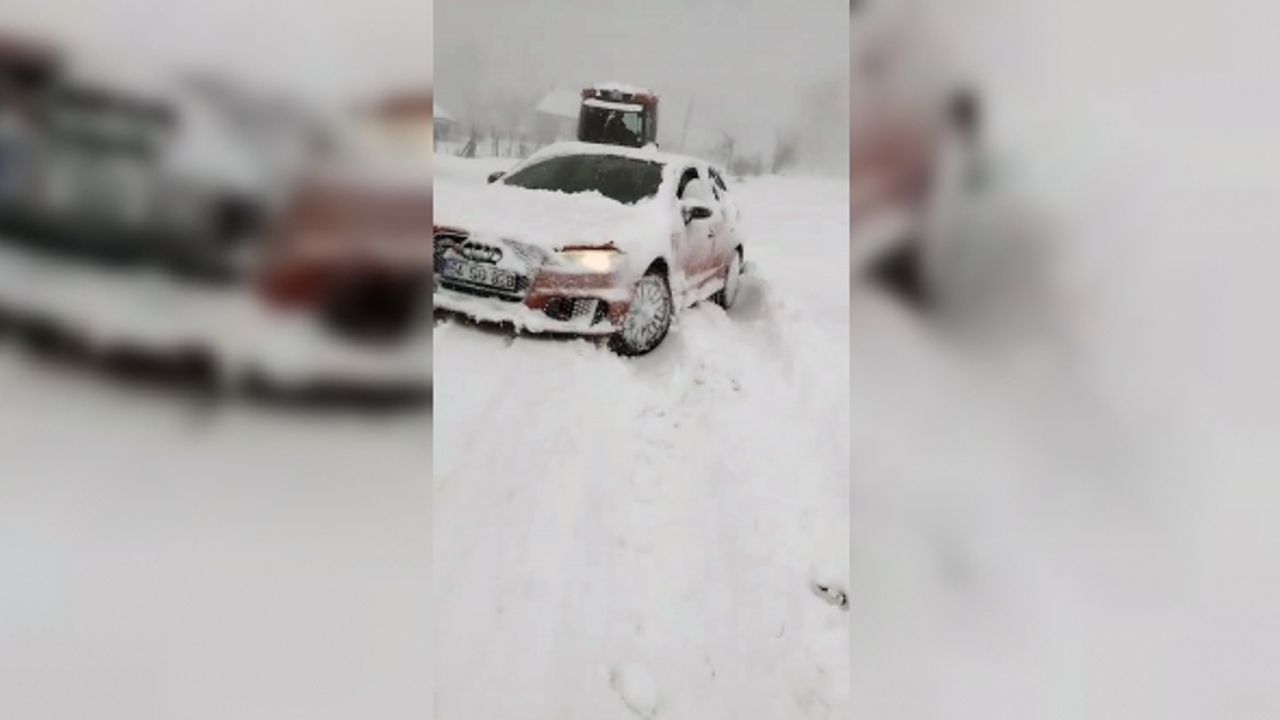 Karda mahsur kalan 7 araç traktörle kurtarıldı