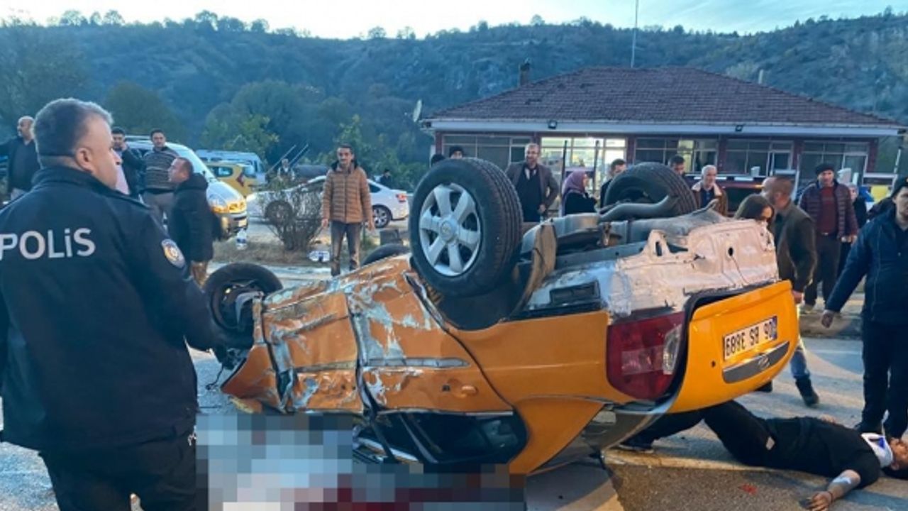 Karşı şeride uçup otomobille kafa kaya çarpıştı: 1 ölü, 4 yaralı