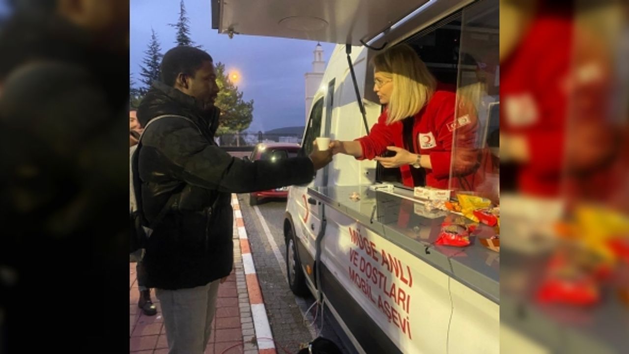 Kızılay ders çalışan öğrencilere sıcak çay ve kek ikramı yaptı
