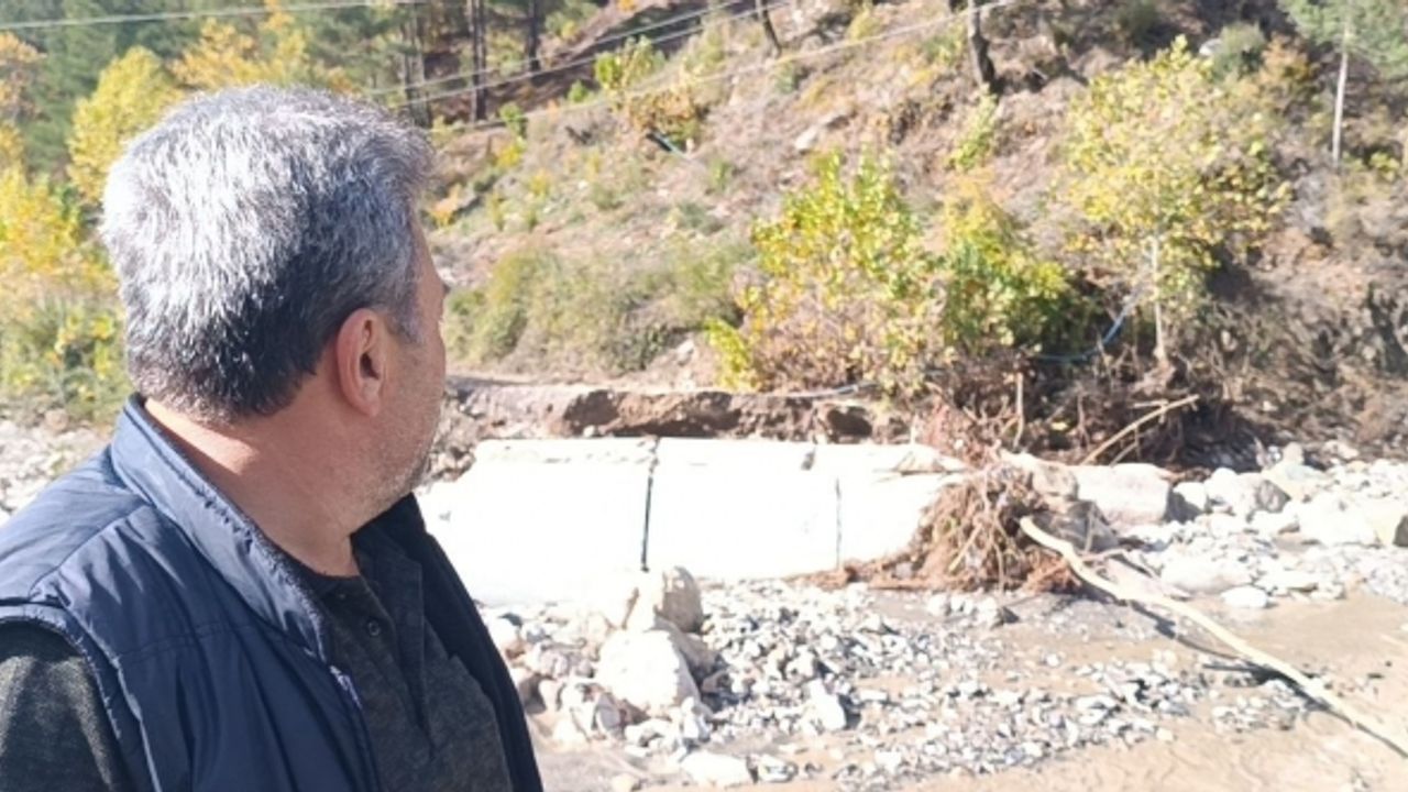 Kozan’da kapanan yollar iş makineleri ile açılıyor