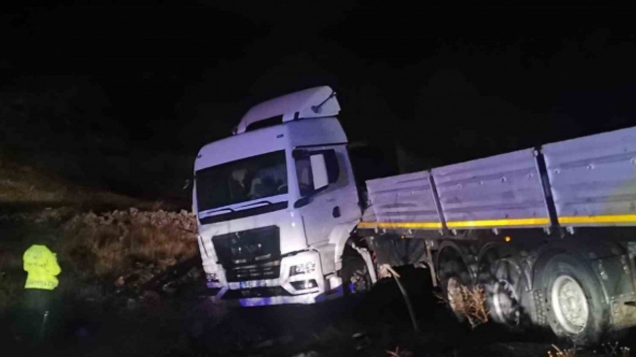 Malatya’da yoldan çıkan tır şarampole düştü: 1 yaralı