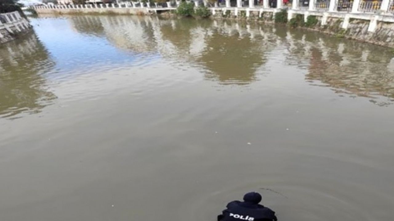 Martıları beslerken dereye düşürülen cüzdanı dalgıç polis çıkardı