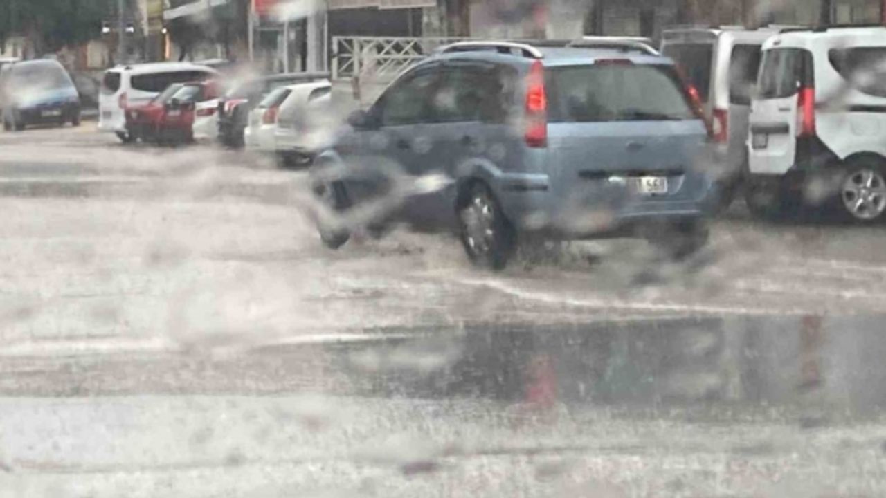 Mersin’de sağanak etkili oldu, Akdeniz’de hortum çıktı