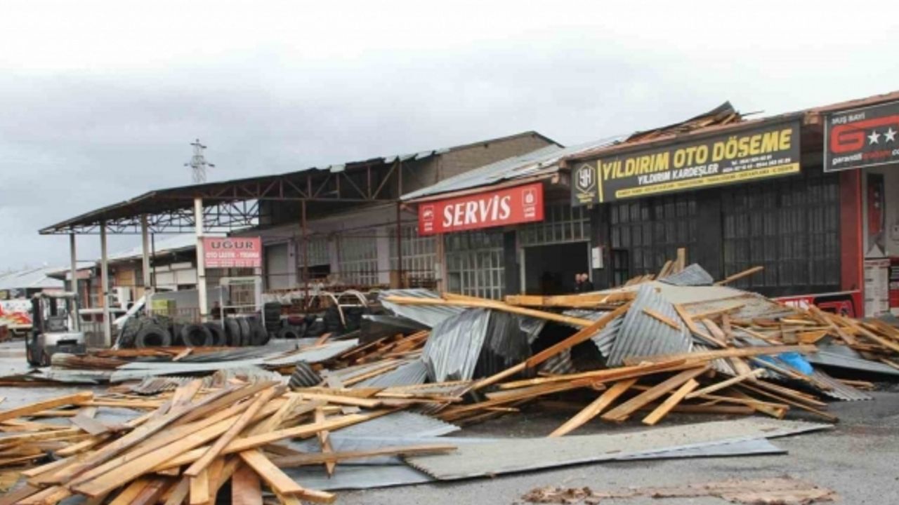 Muş’ta şiddetli fırtına: 4 iş yerinin çatısı uçtu