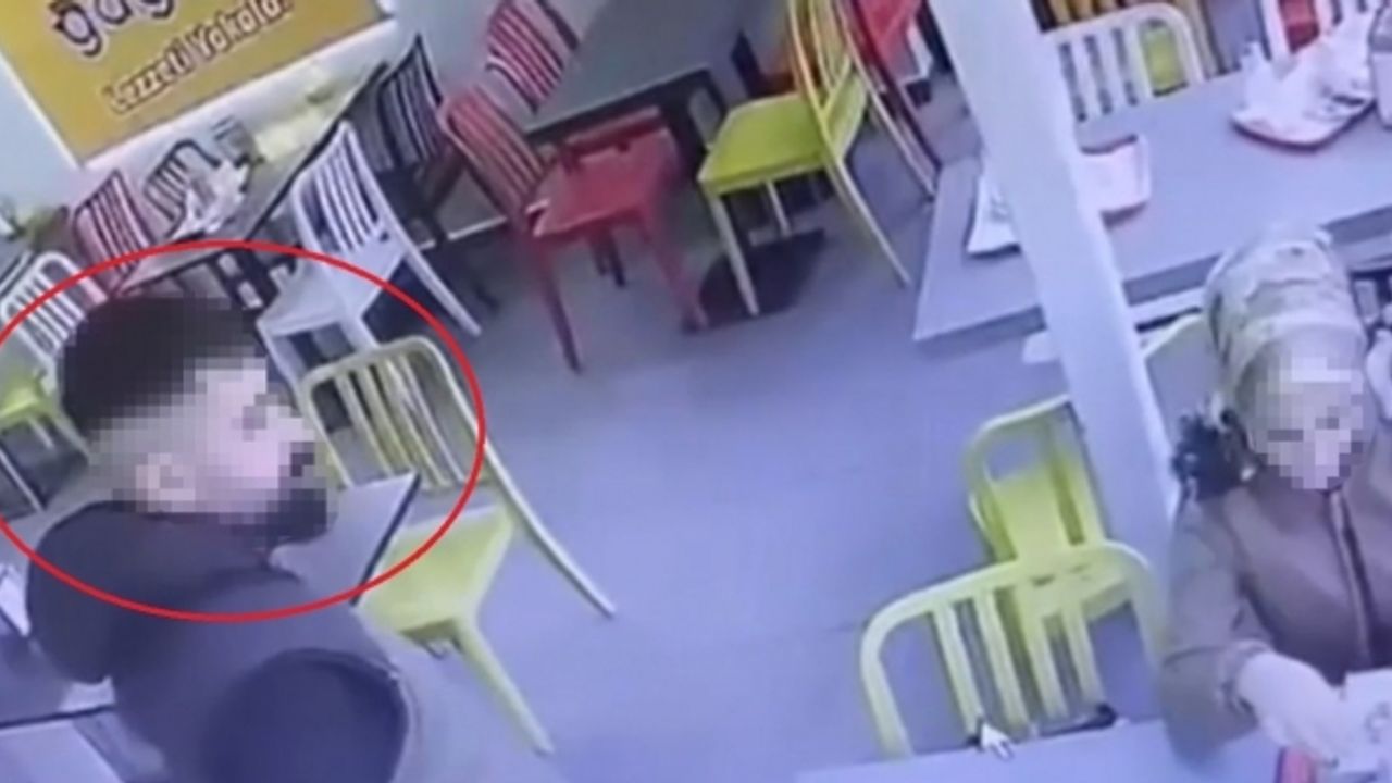 O film gerçek oldu: Kopardığı saçını yemeğine böyle attı