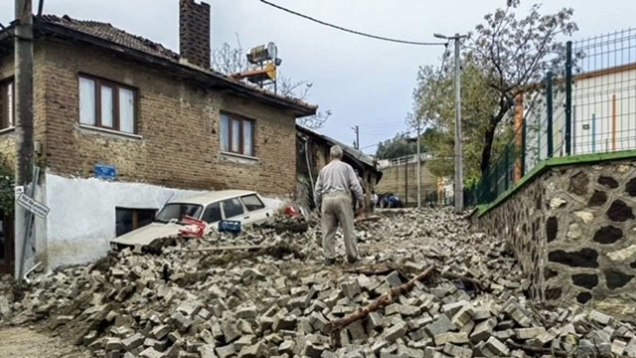 O turistik beldeyi de sel vurdu...Çamur deryasına döndü