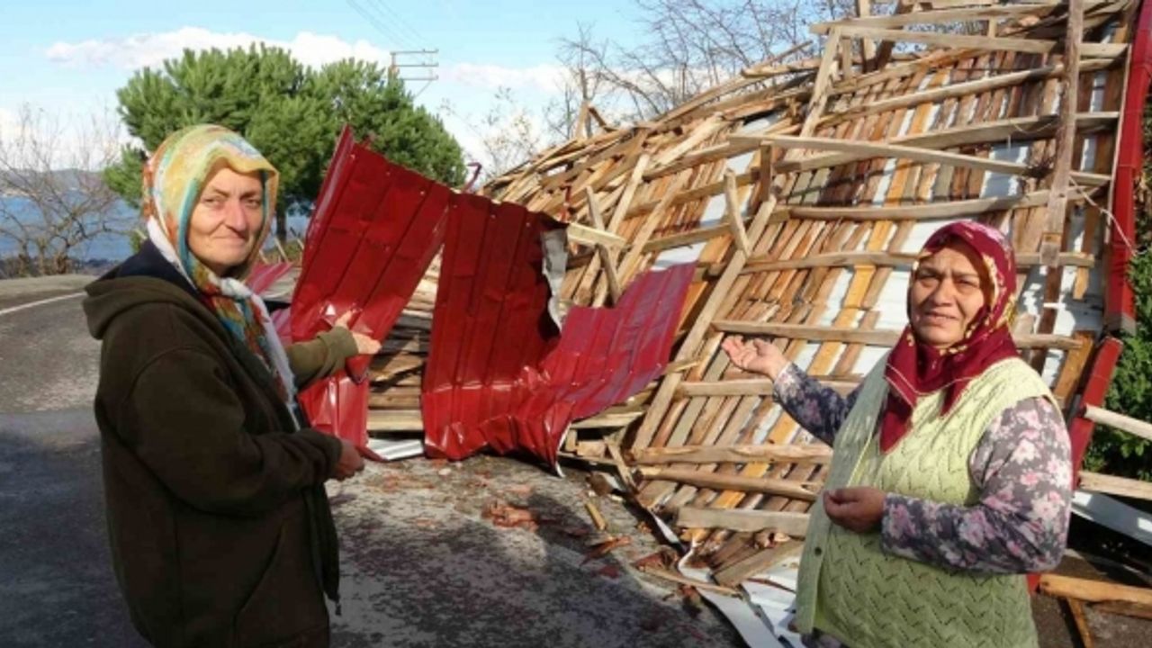 Ordu’da fırtına 1 yıllık çatıyı uçurdu: “35 yıldır böyle bir şey görmedim, deprem zannettik”