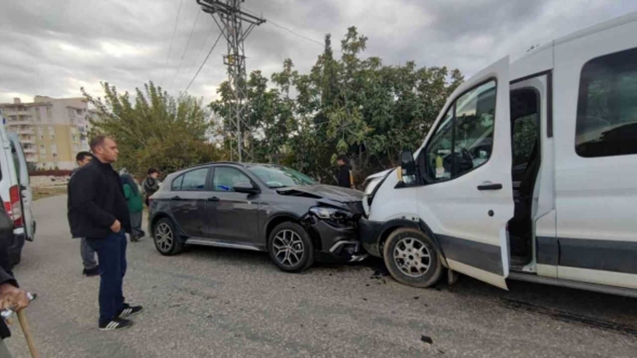 Otomobil ile minibüs kafa kafaya çarpıştı: 5 yaralı