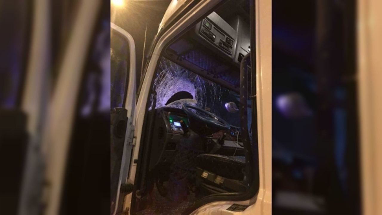 Otoyolda ilginç kaza: Fırlayan balata başka aracın camından girdi