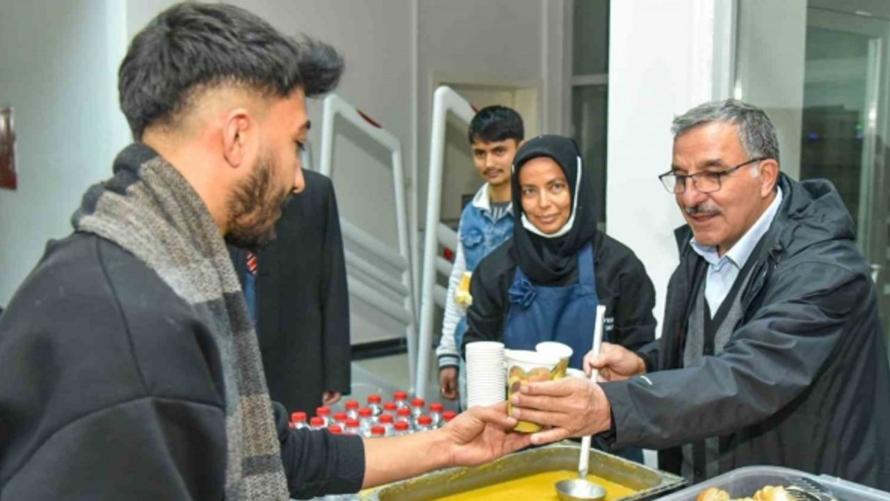 Rektör Gavgalı, sınavlara hazırlanan öğrencilere çorba ikram etti