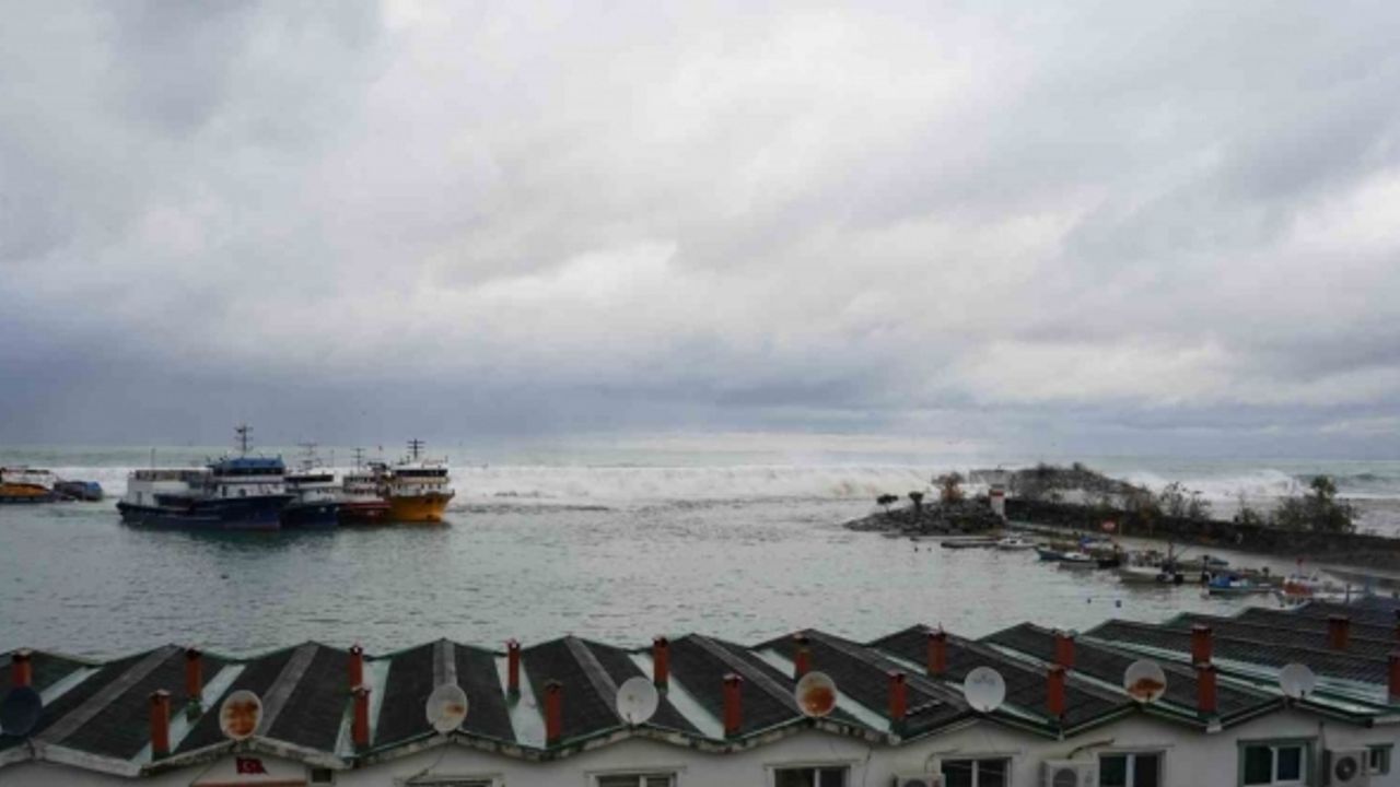 Rize’de biri tır olmak üzere 3 araç dalgalardan hasar gördü, 1 kamyonet denize düştü